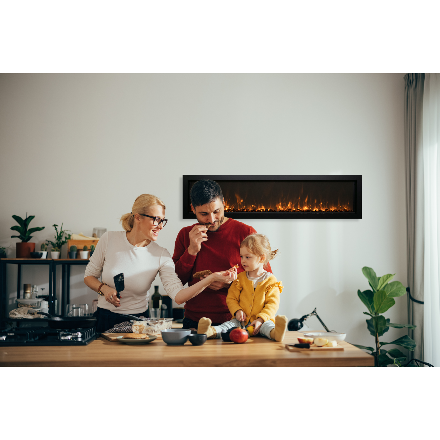 Le foyer électrique ultramince de 45 po Remii comprend des braises décoratives brun canyon et bleu océan, un contour en acier noir et une