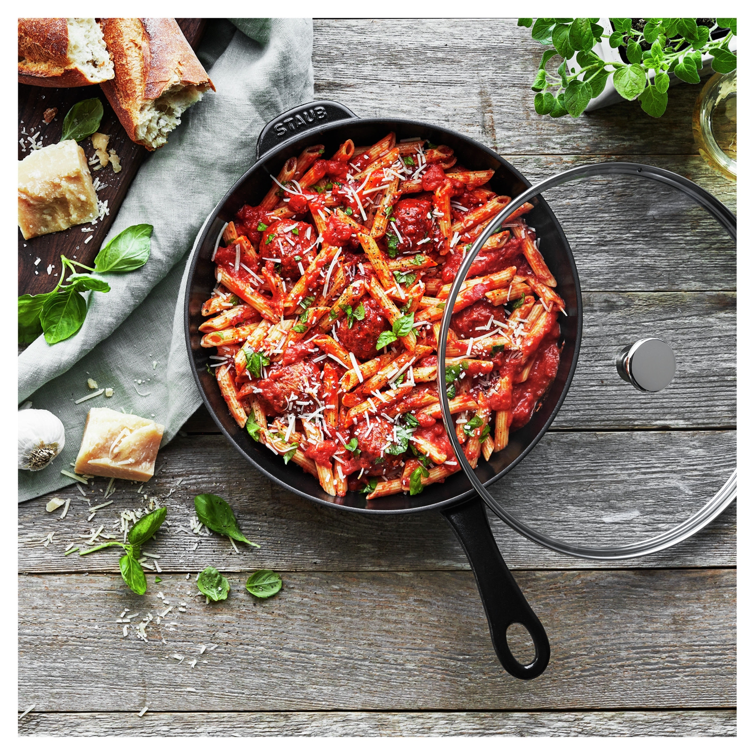 STAUB – moule à cuisson quotidienne en fonte de 26 cm/10 po avec couvercle en verre, noir