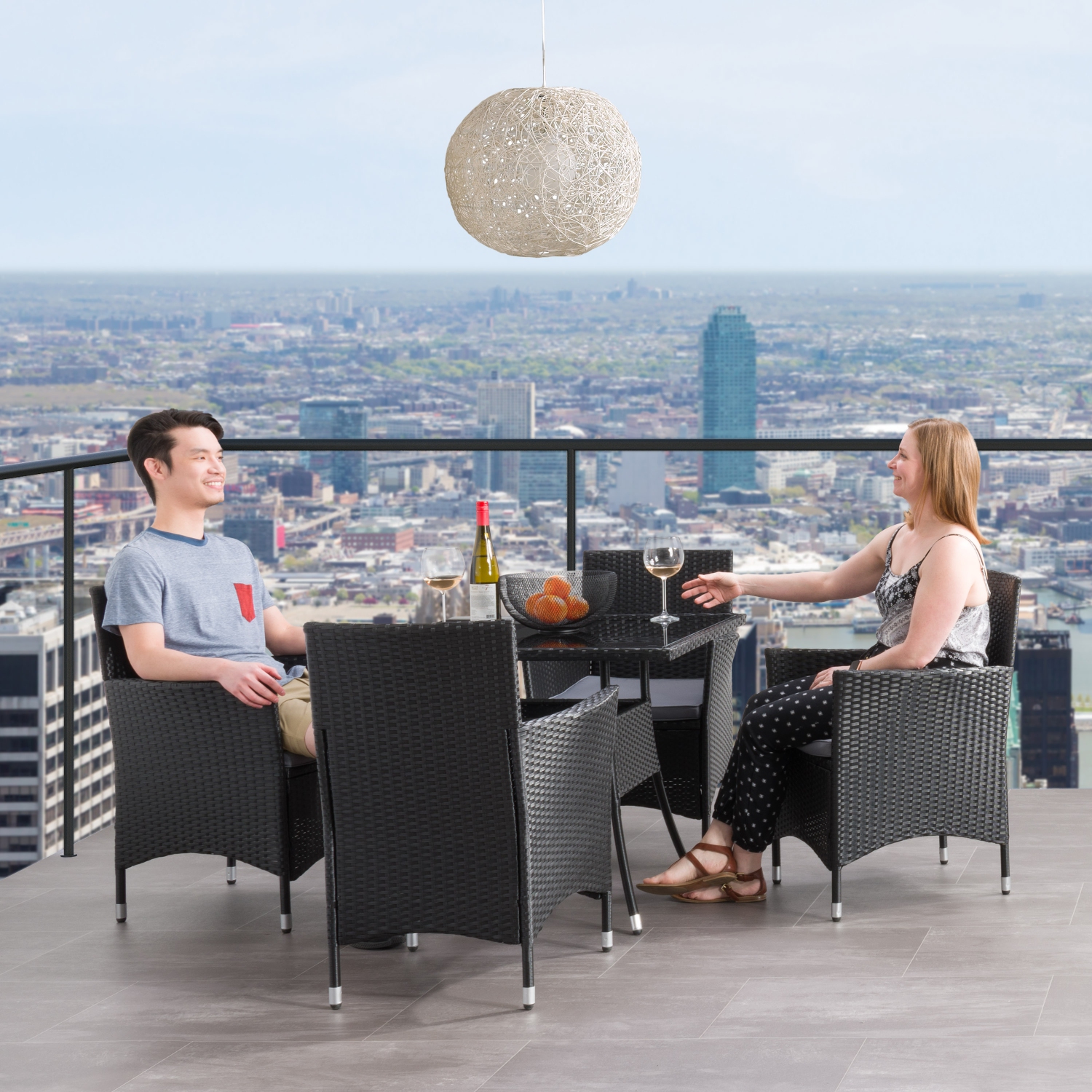 Ensemble de patio de 5 pièces en osier Parksville de CorLiving avec table, chaises et coussins, meubles de patio extérieurs