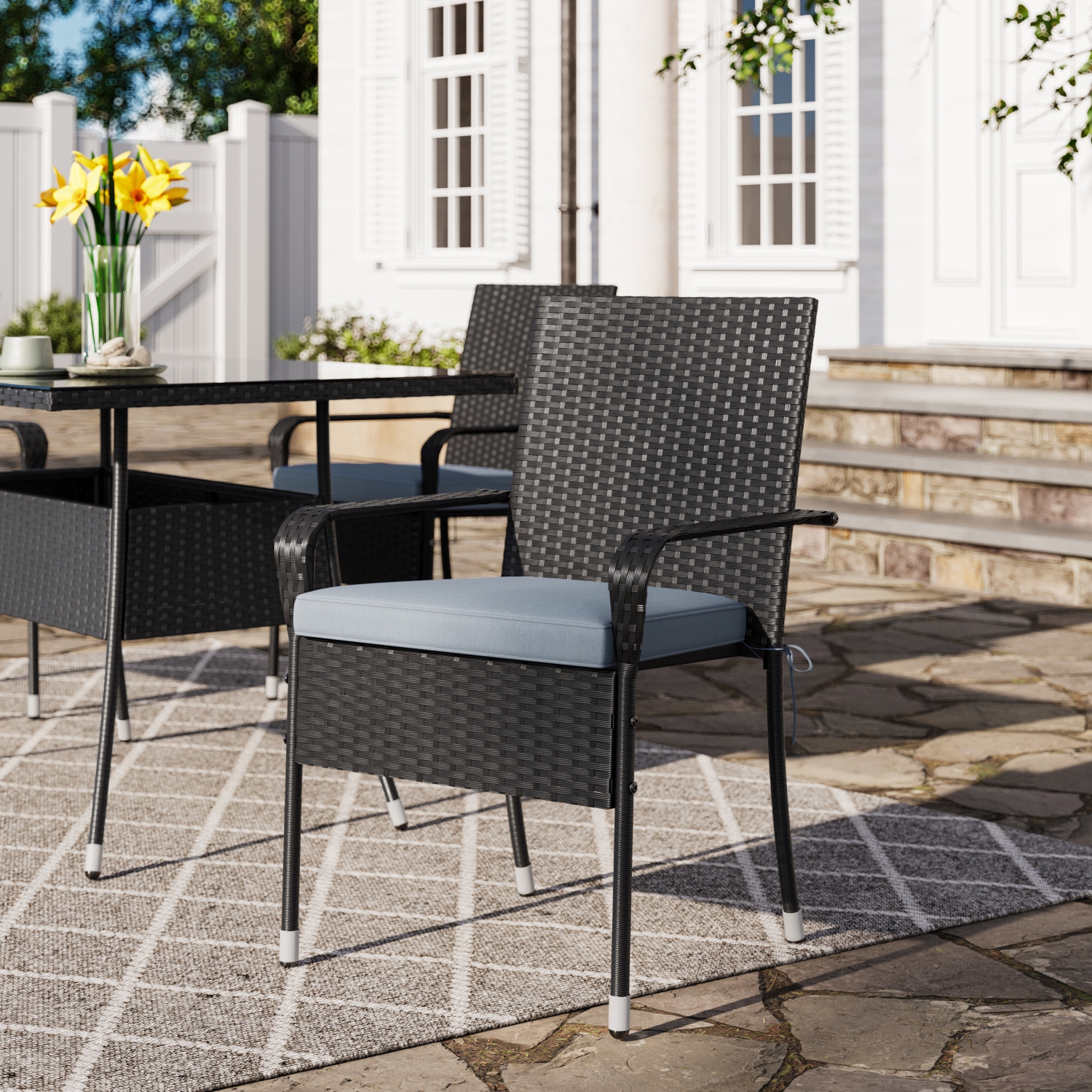 Ensemble de salle à manger pour terrasse Parksville carré - Chaises empilables - Finition noire / Coussins gris cendre 5pc