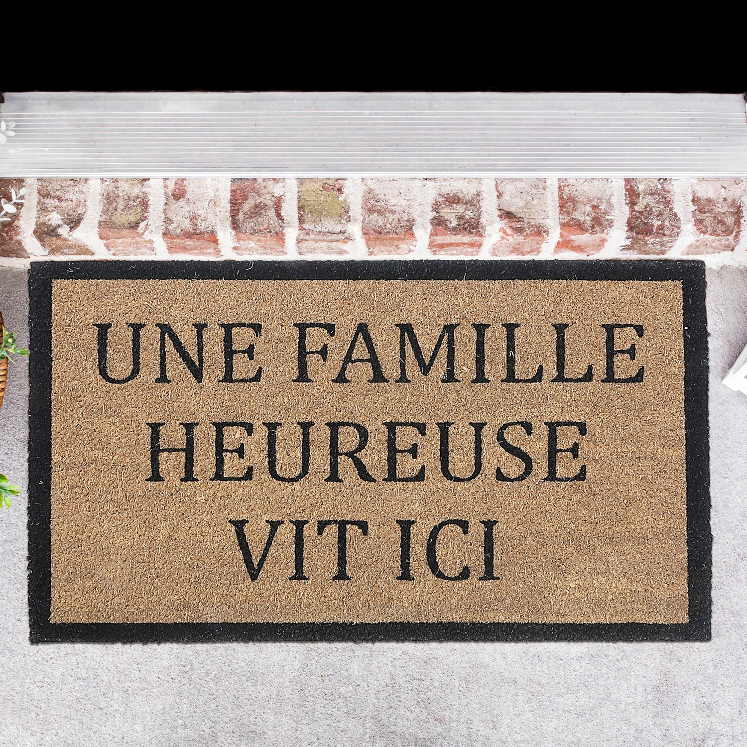 Maison Concepts Coir Door Mat Une Famille Heureuse Vit Ici