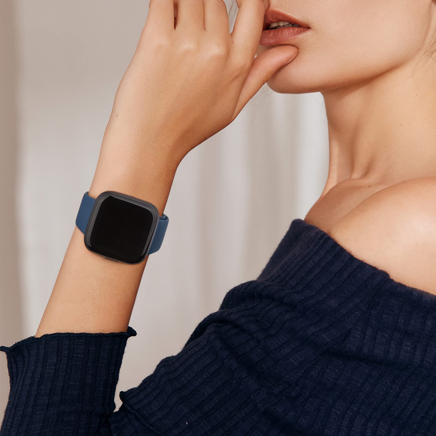 Paquet de 4 bracelets en silicone compatibles avec les Versa 2, Versa, Versa Lite, Versa se de Fitbit, bracelets sport souples de rechange classiques