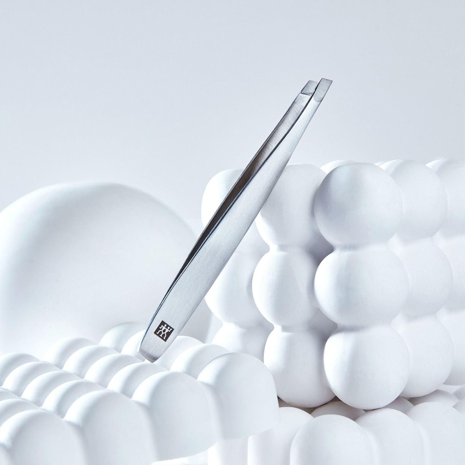 Pinces à épiler inclinées de qualité supérieure de ZWILLING