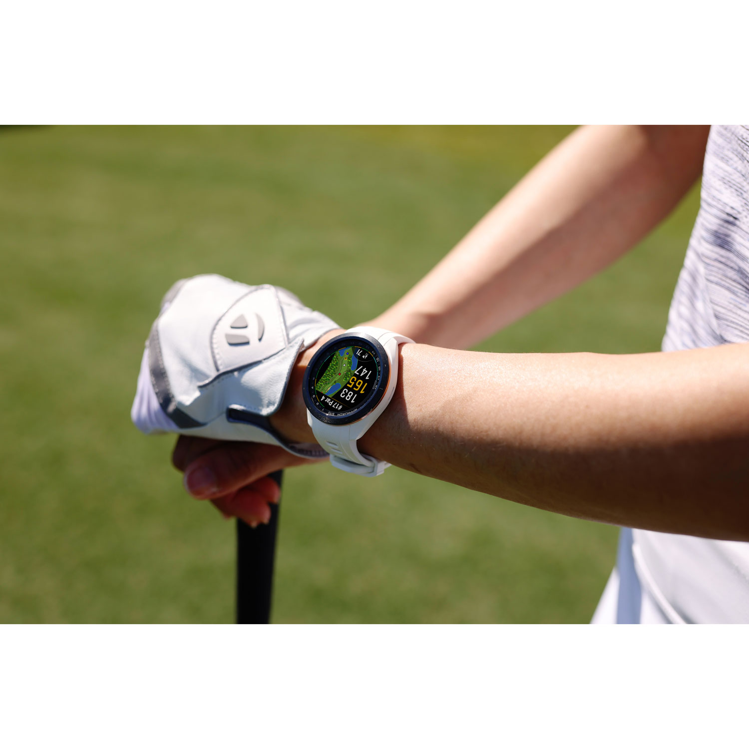 Montre intelligente GPS de 42 mm Approach S70 de Garmin pour le golf - Blanc
