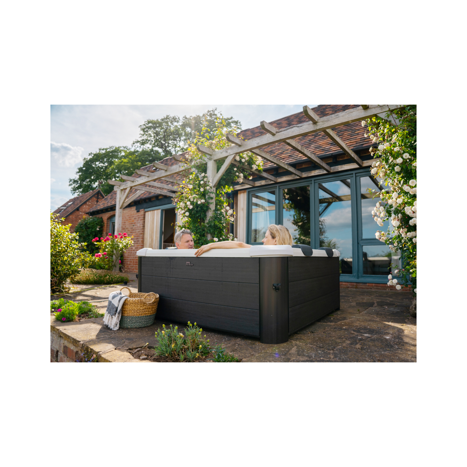 MSPA, SÉRIE FRAME, OSLO, spa pour 6 personnes, UVC, Ozone, jets hydromasseurs, système à bulles d’air 140, Wi-Fi et application, éclairage DEL