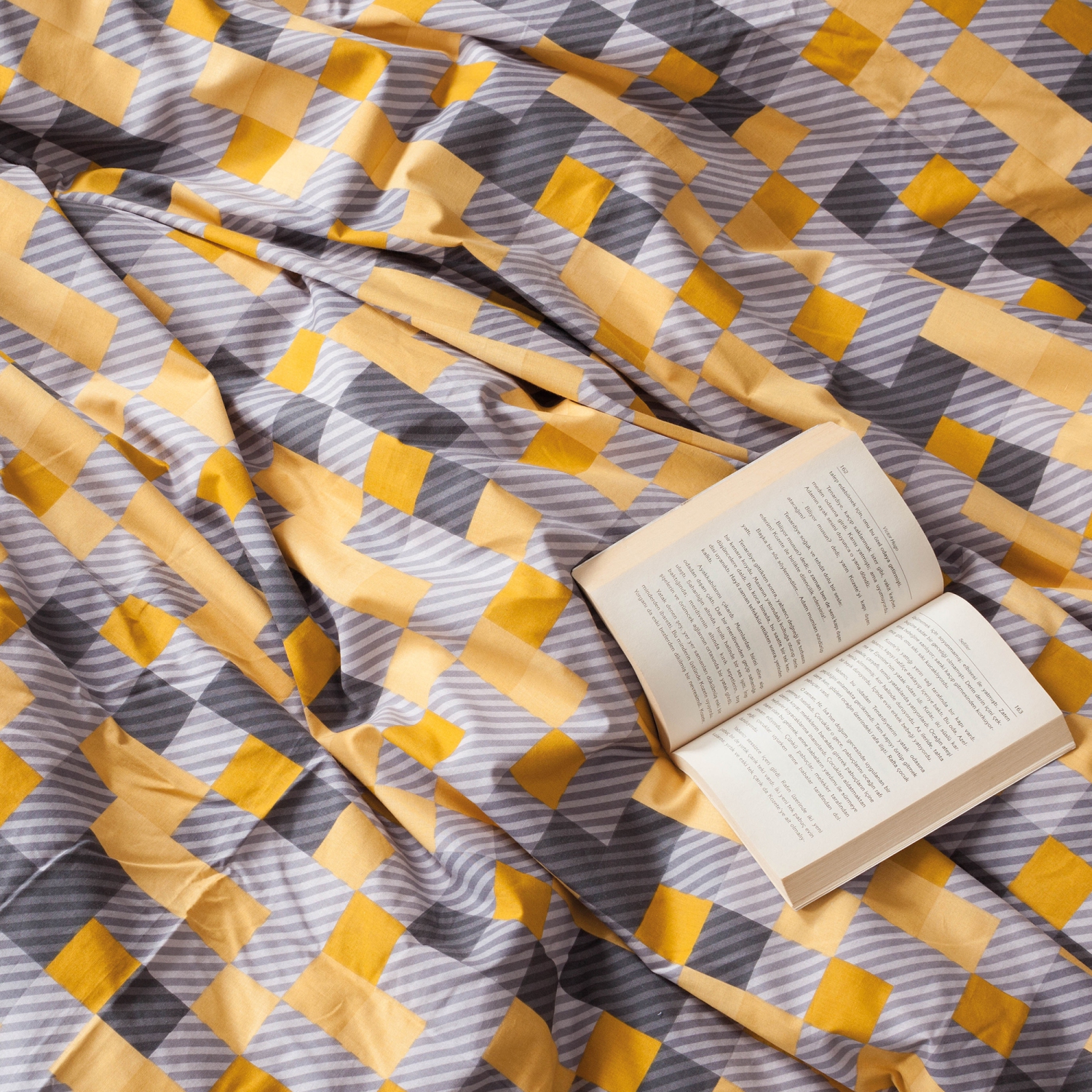 SUSSEXHOME Yellow Geometry Duvet Cover Set, Full Size, 1 Duvet Cover, 1 Fitted Sheet and 2 Pillowcases, Iron Safe, Hypoallergenic, Breathable Bedding