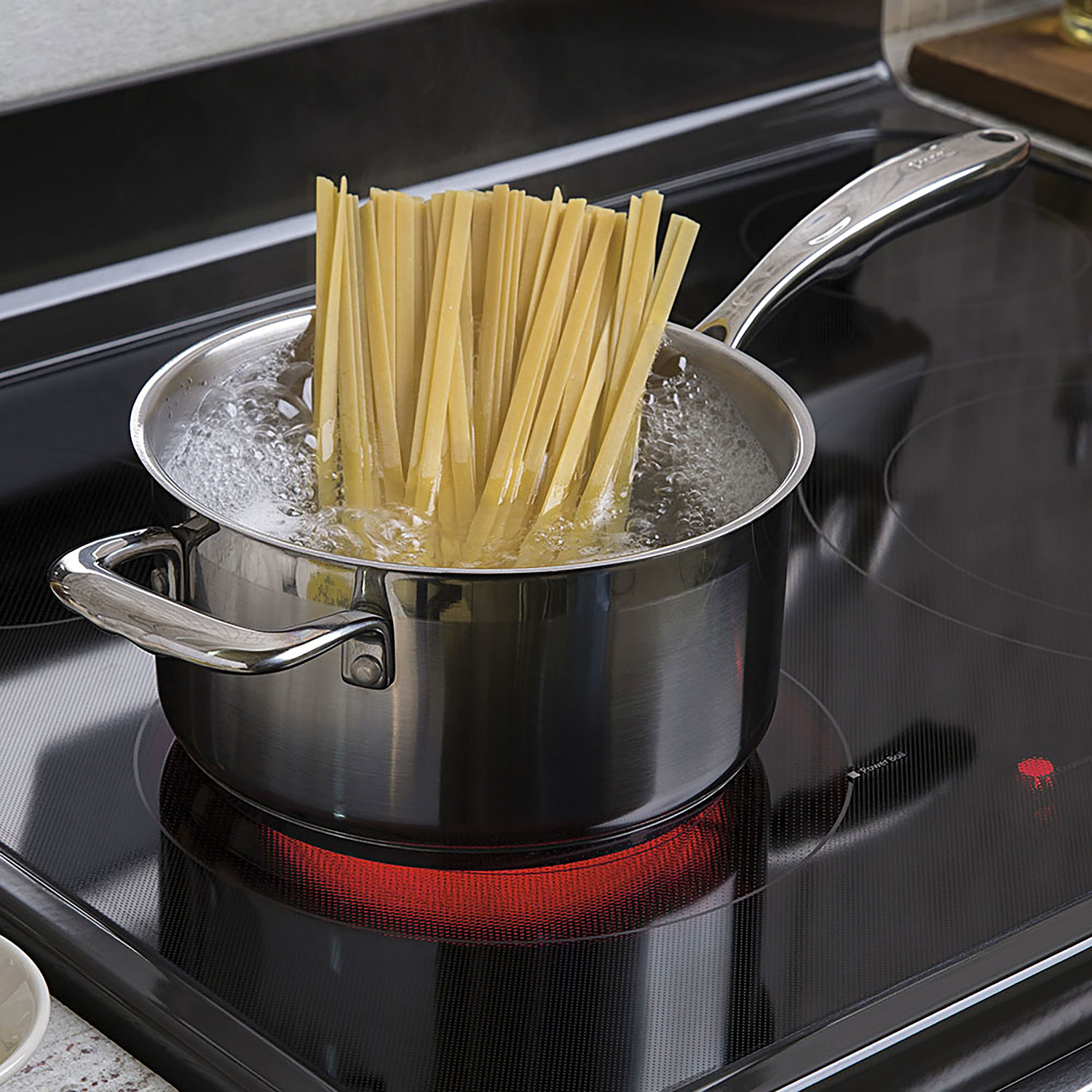 Cuisinière électrique autonome à 5 éléments avec convection véritable et friture à l'air 5,0 pi³ 30 po de GE - Ardoise