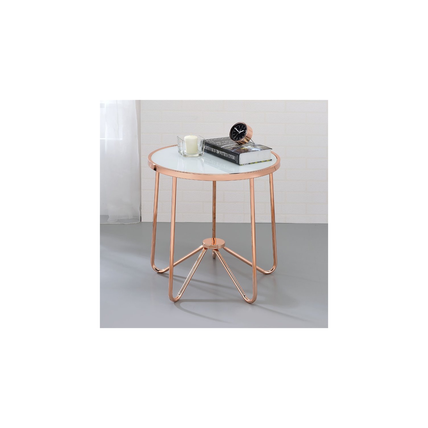 LA table d’extrémité D’ACME Alivia est en verre givré et en or rose