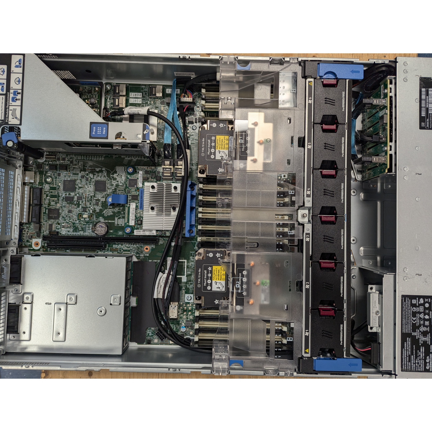 Remis à neuf - HPE DL380 Gen10 2U 8 baies SFF 2x Xeon Silver 4110 8C, 32&nbsp;Go DDR4 , Pas de disque dur, P408i-A SR Raid, PAS DE système