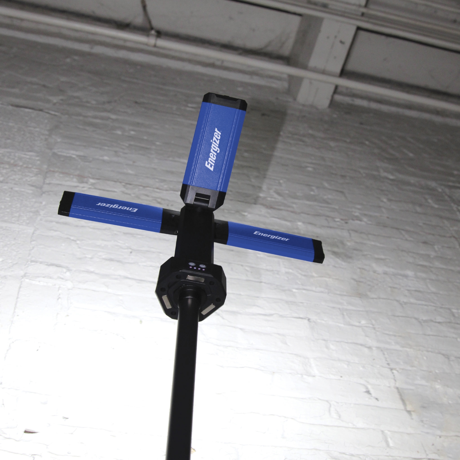 Lampe de travail DEL rechargeable à trois têtes de 2000 lumens d'Energizer - Bleu/Noir