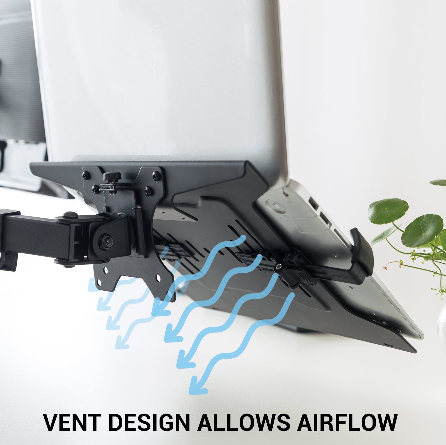 Support VESA pour portable Eco de Desky – Plateau en acier noir mat avec pinces ajustables, rebord de sécurité, refroidissement à air ouvert, VESA