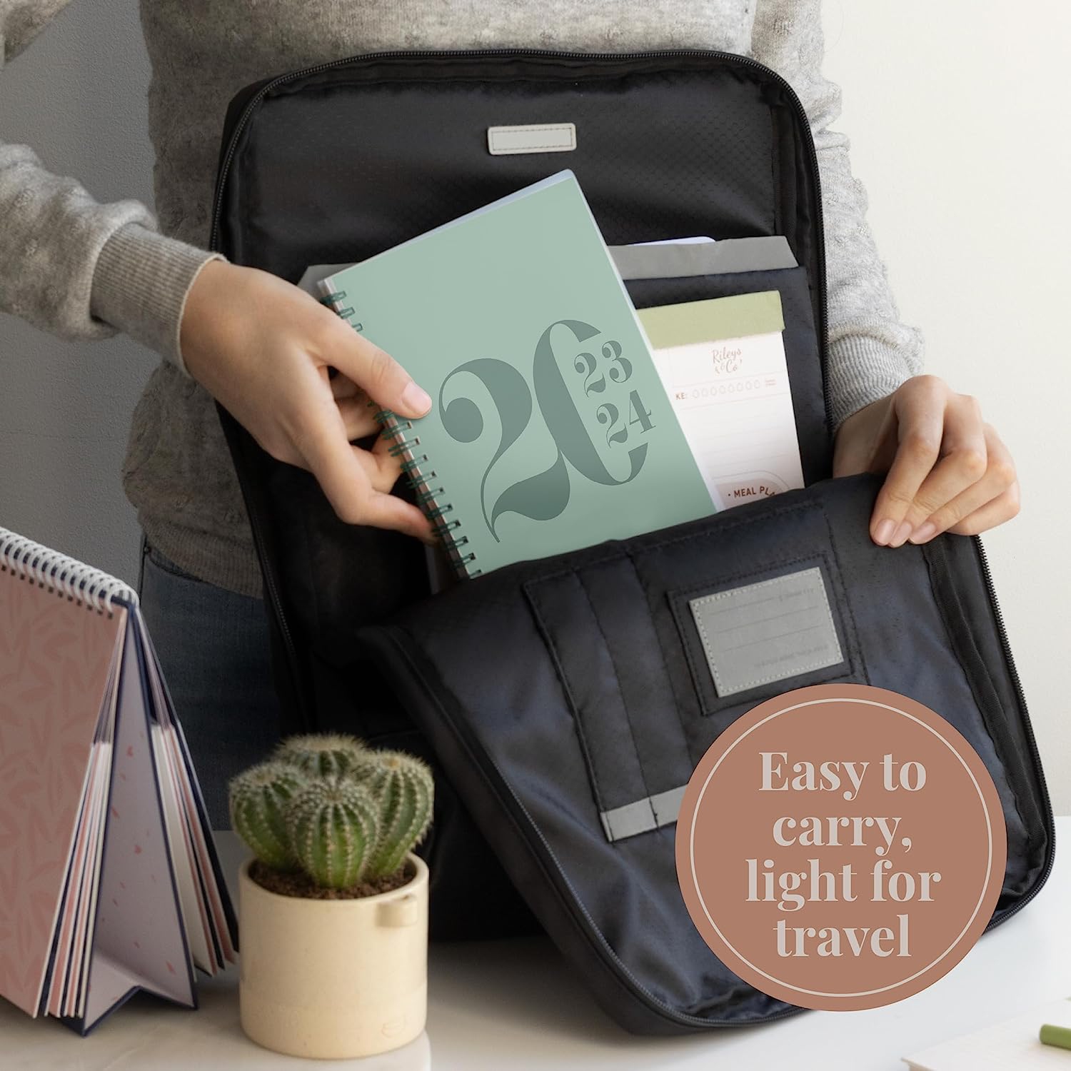 Agenda hebdomadaire et mensuel académique typographique de 2025-2026 12 mois de Rileys & Co, 8 x 6 en vert