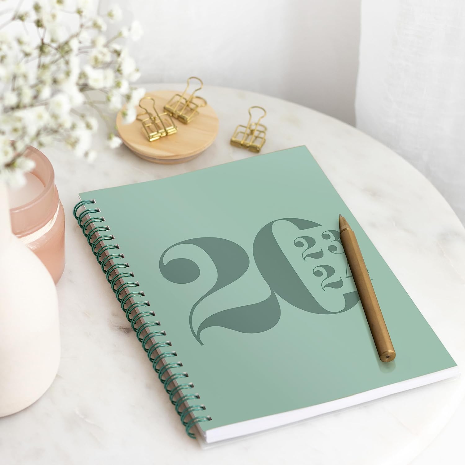 Agenda hebdomadaire et mensuel académique typographique de 2025-2026 12 mois de Rileys & Co, 8 x 6 en vert