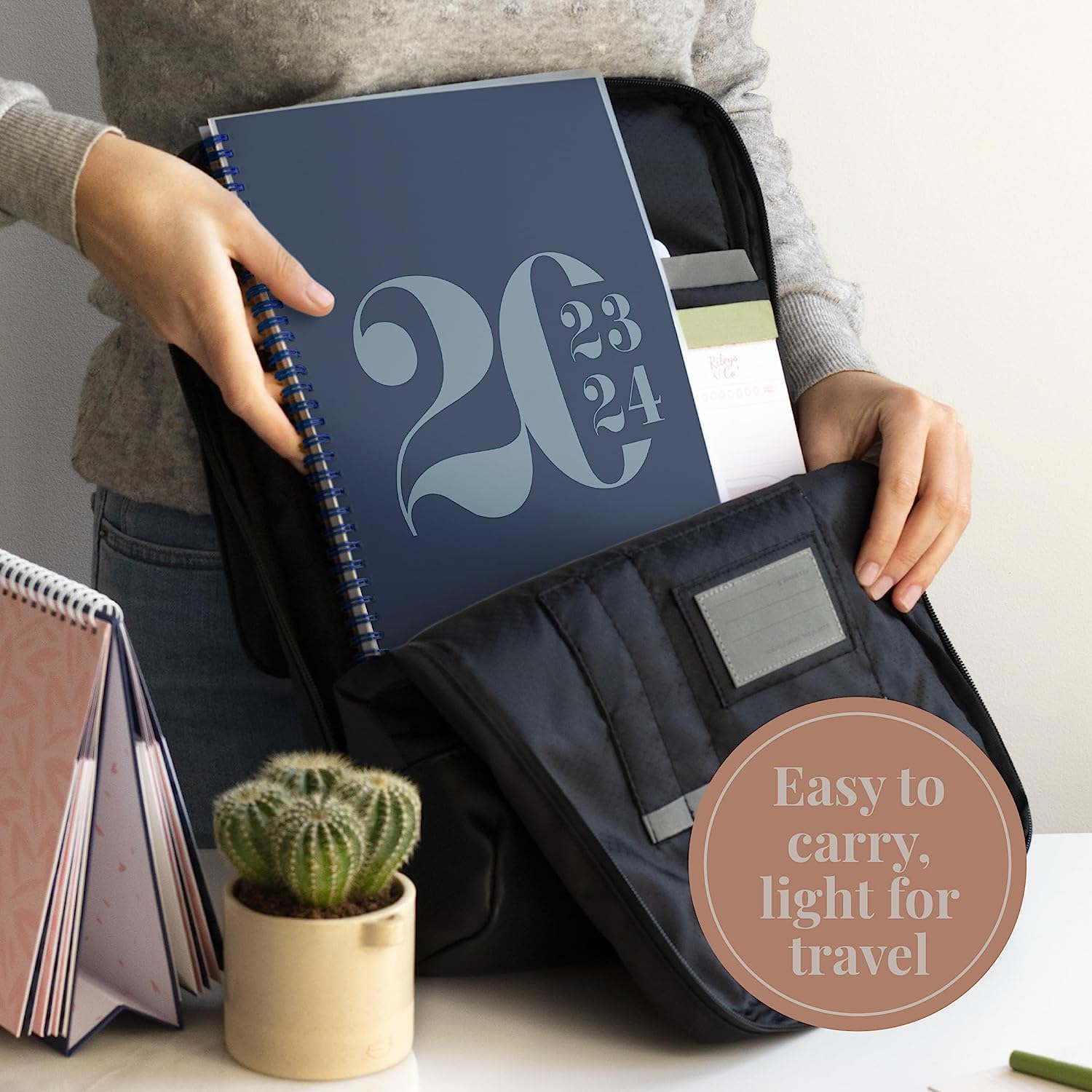 Agenda hebdomadaire et mensuel académique typographique de 2025-2026 12 mois de Rileys & Co, 8,5 x 11&nbsp;po, bleu