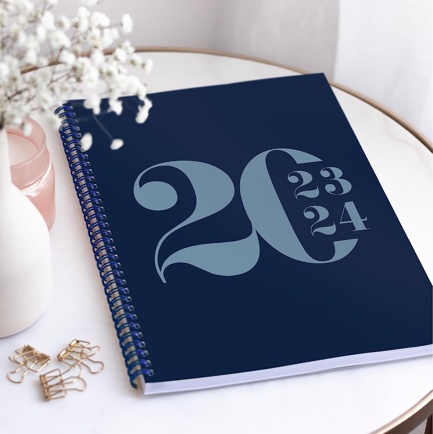 Agenda hebdomadaire et mensuel académique typographique de 2025-2026 12 mois de Rileys & Co, 8,5 x 11&nbsp;po, bleu