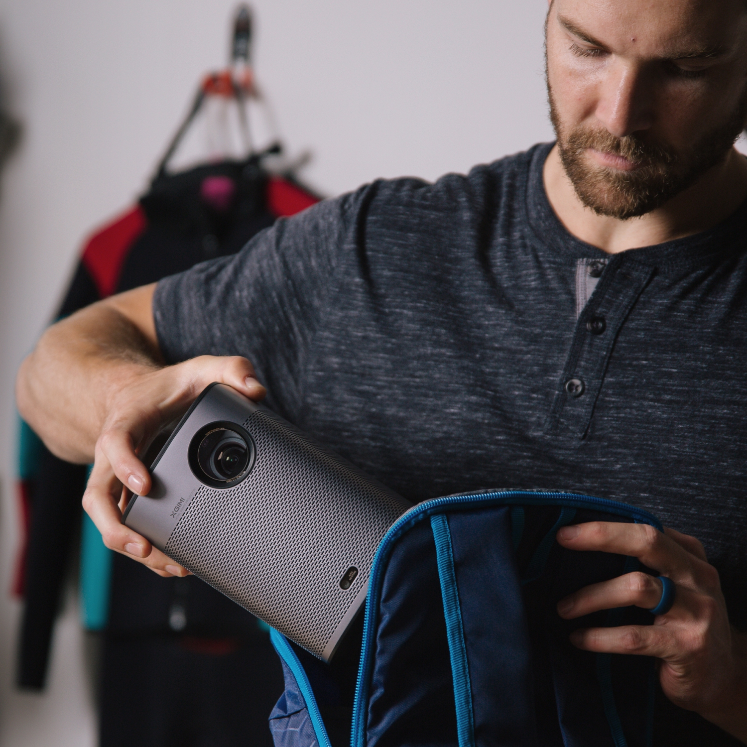 Boîte ouverte - Projecteur de cinéma maison Halo+ FHD de XGIMI, portatif pour l'extérieur, compatible vidéo 4K, Bluetooth/Wi-Fi/haut-parleur,