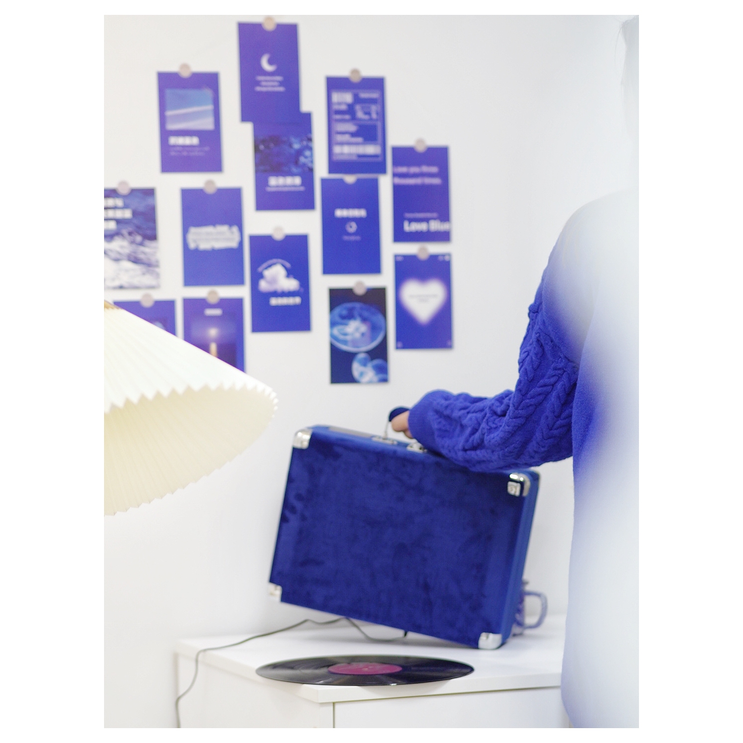 Tourne-disque rétro Bluetooth à 3 vitesses de la valise ArkRocket Cursity avec haut-parleurs intégrés - Bleu Klein