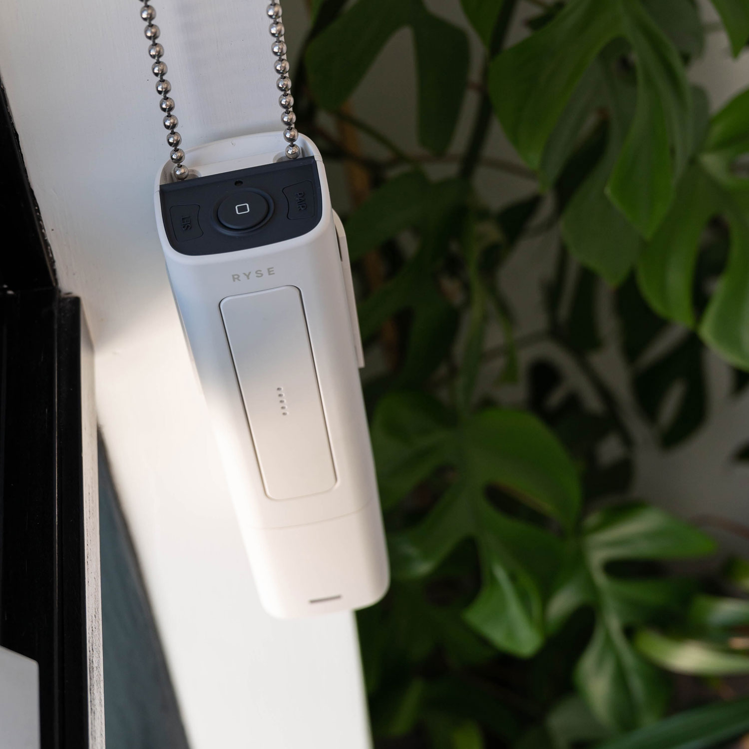 Moteur de stores intelligents SmartShade avec bloc-piles de RYSE - Blanc