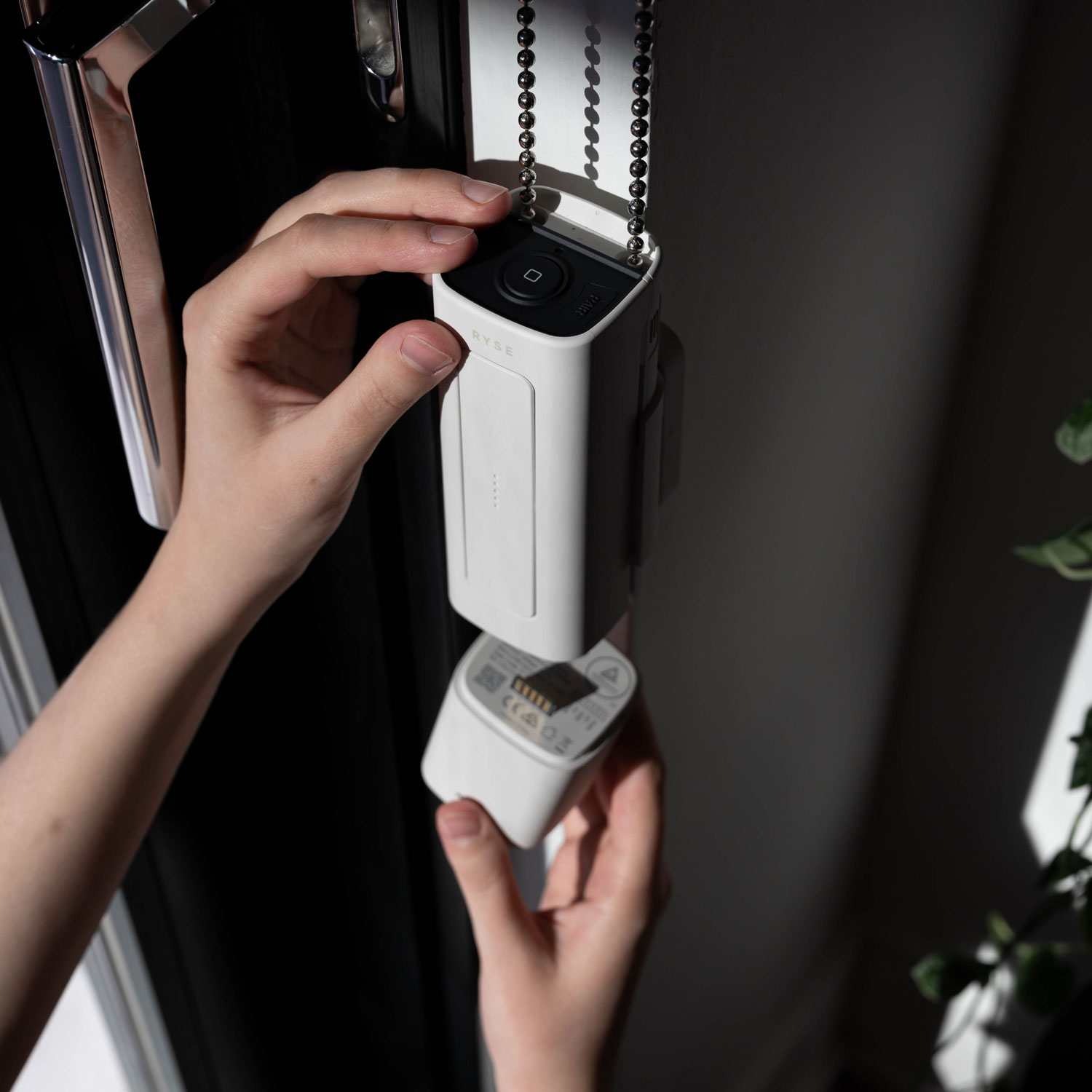 Moteur de stores intelligents SmartShade avec bloc-piles de RYSE - Blanc