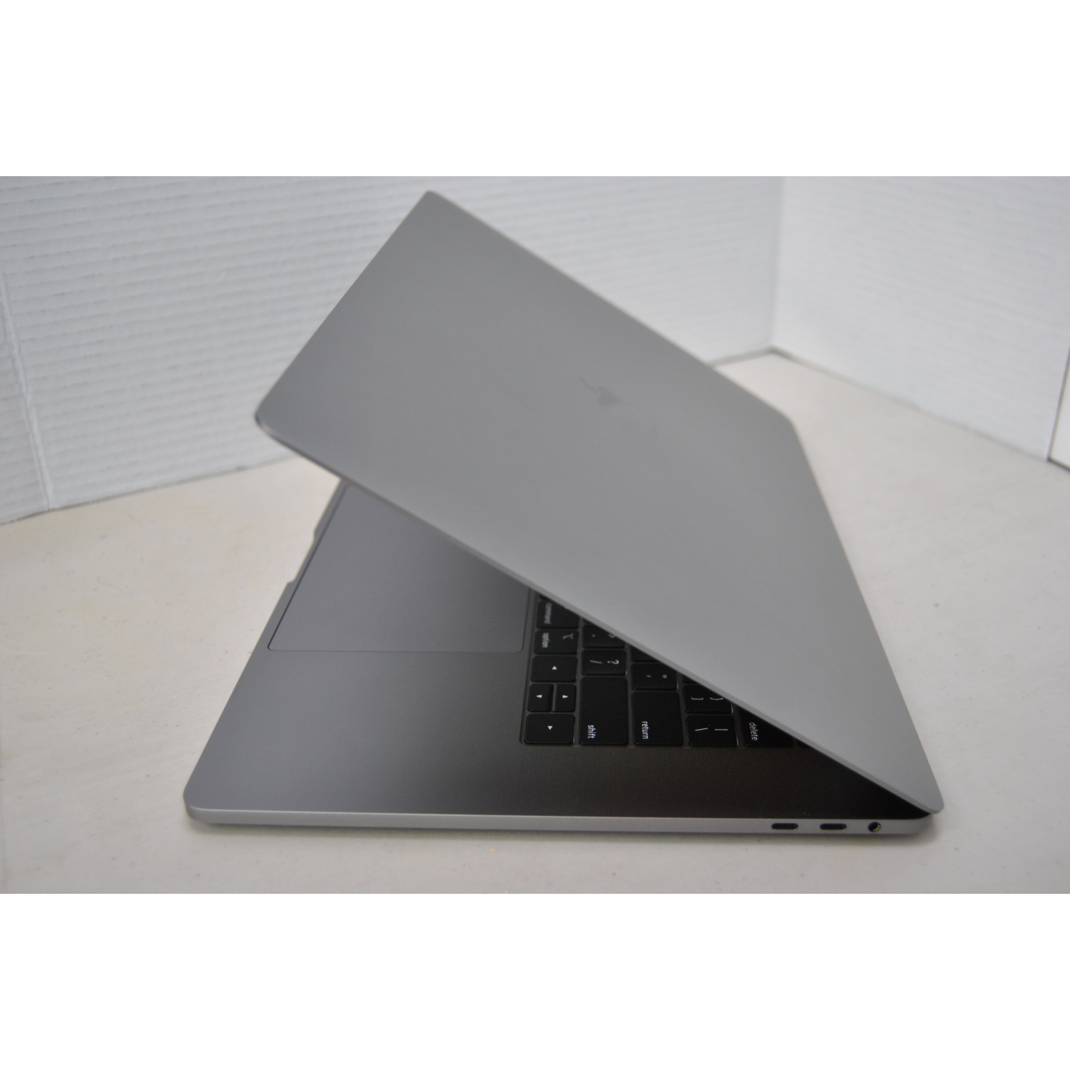 Refurbished Apple MacBook Pro, A1990, EMC 3215, Intel Core i7-8750H, 2.2 GHz, 16 GB, 250GB SSD, 2018