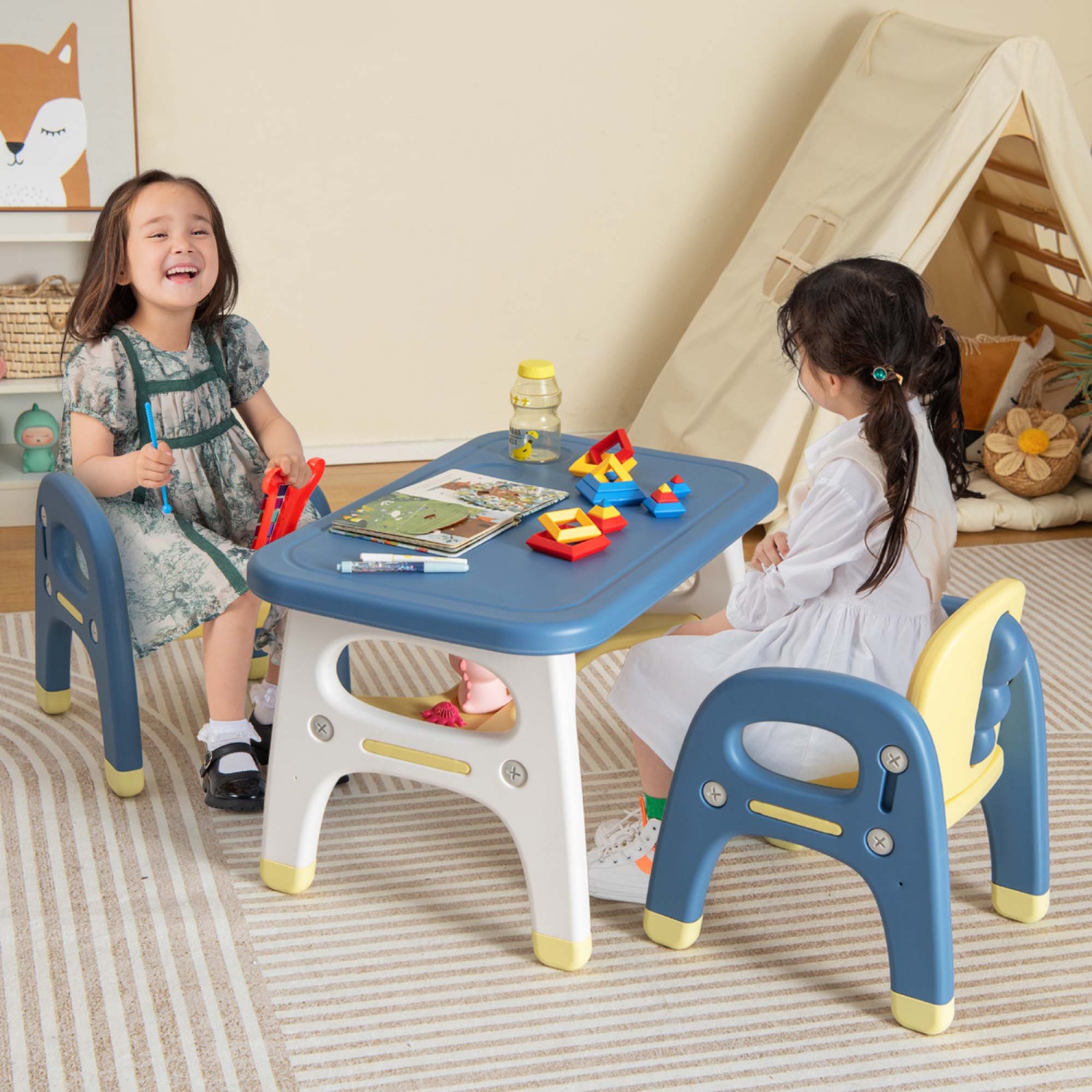Ensemble table et 2 chaises de Costway pour enfants, bureau d'activité avec étagère de rangement et blocs de construction