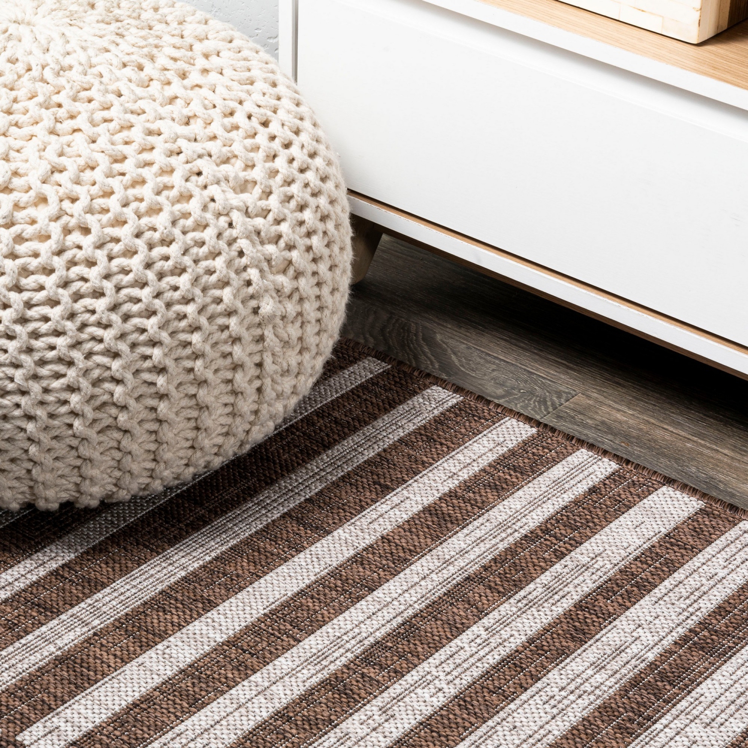 Tapis moderne à rayures décalées pour l'intérieur et l'extérieur Sukie