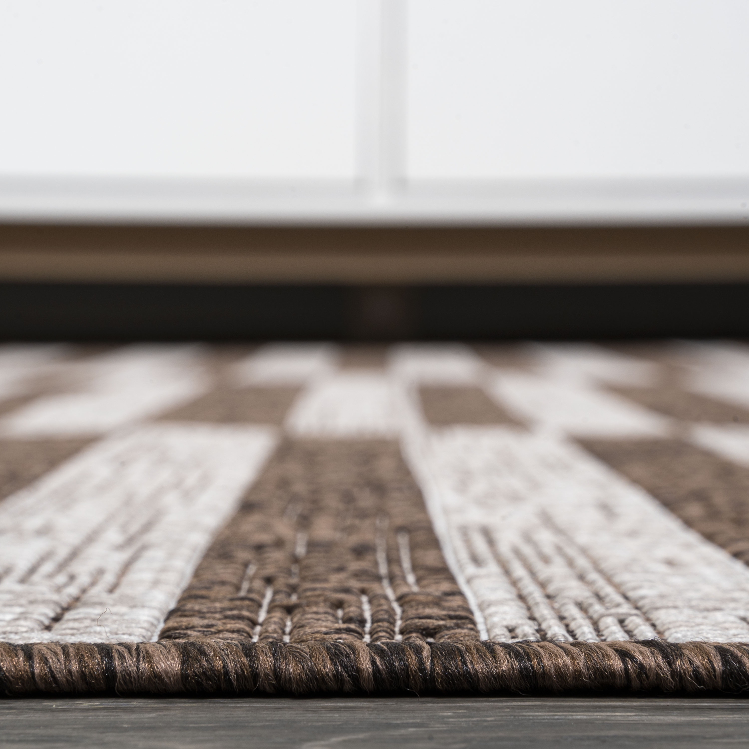 Tapis moderne à rayures décalées pour l'intérieur et l'extérieur Sukie