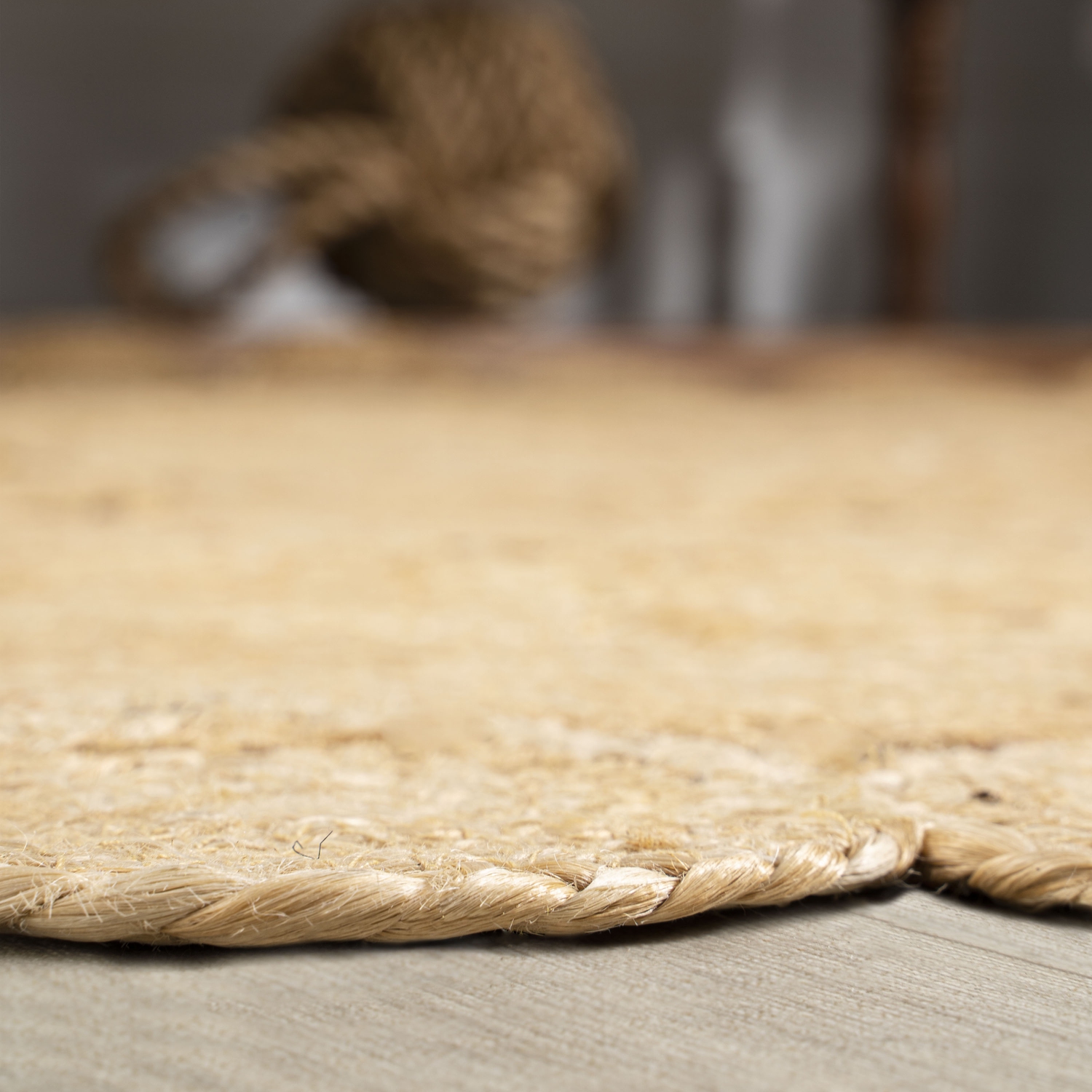 Tapis d'appoint circulaire à motif de médaillons de jute et de marguerites