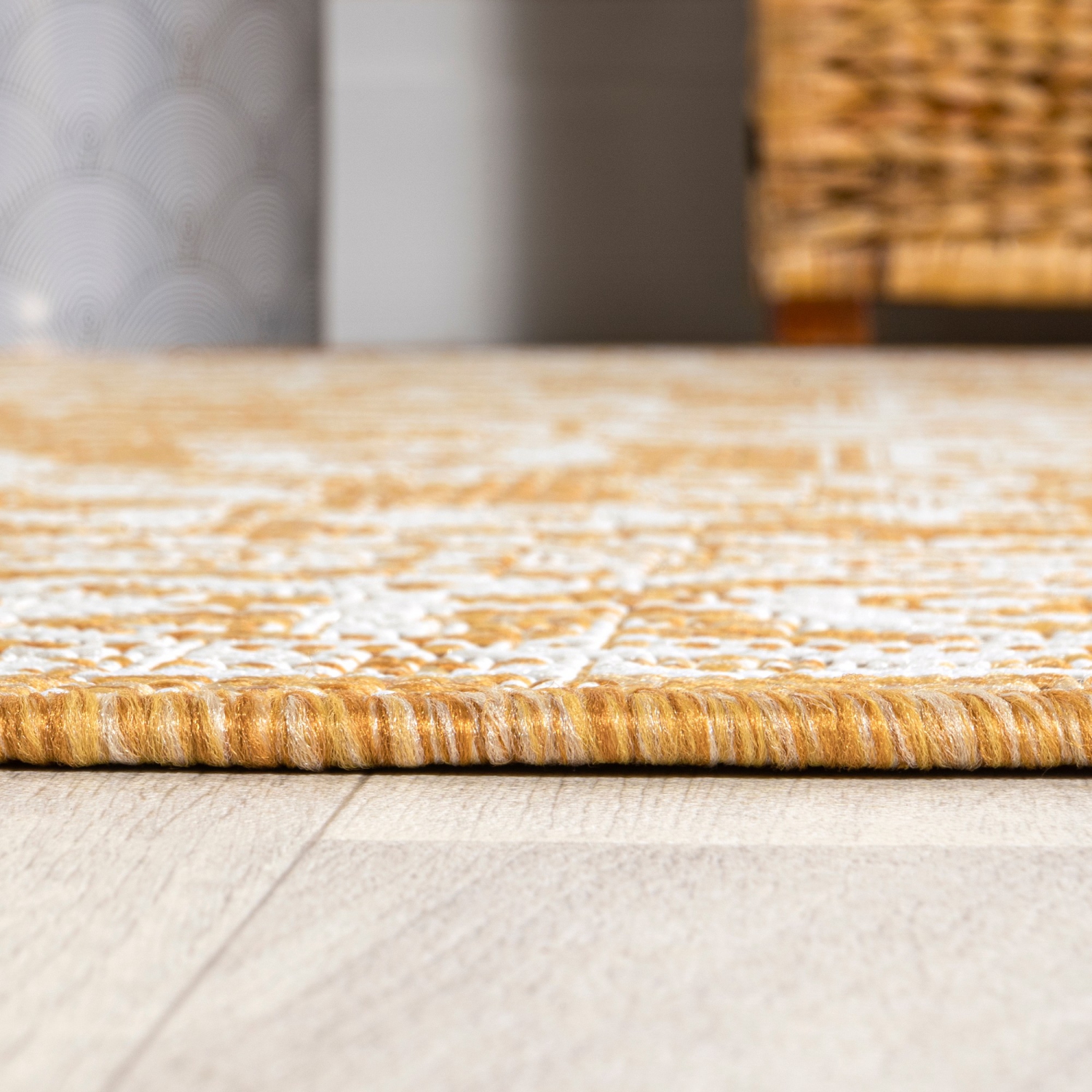 Tapis d'intérieur/d'extérieur Sinjuri à motif de médaillon texturé