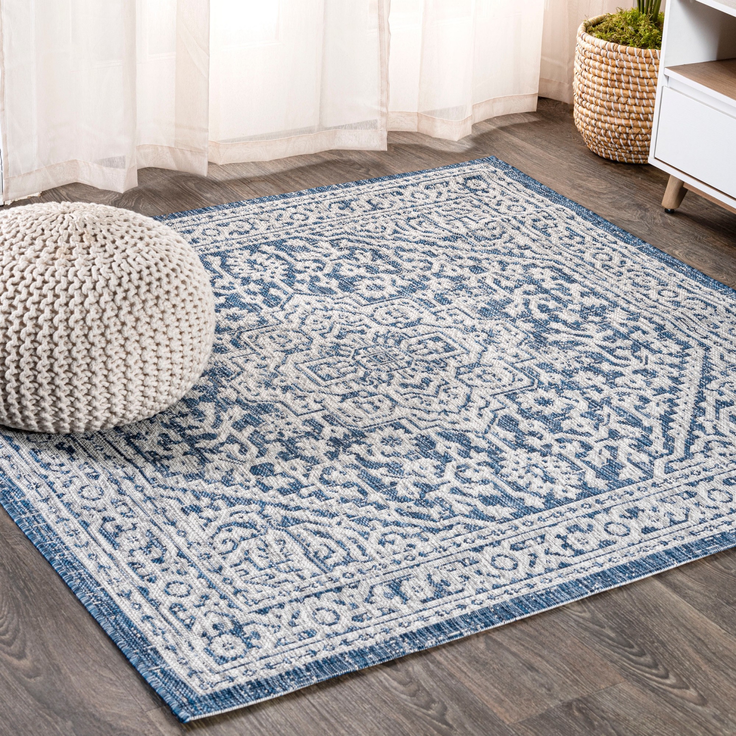 Sinjuri Medallion Textured Weave Indoor/Outdoor Area Rug