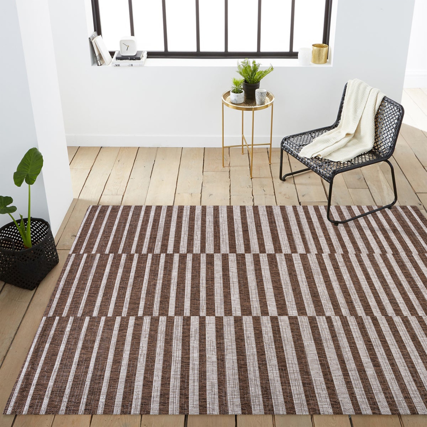 Tapis moderne à rayures décalées pour l'intérieur et l'extérieur Sukie