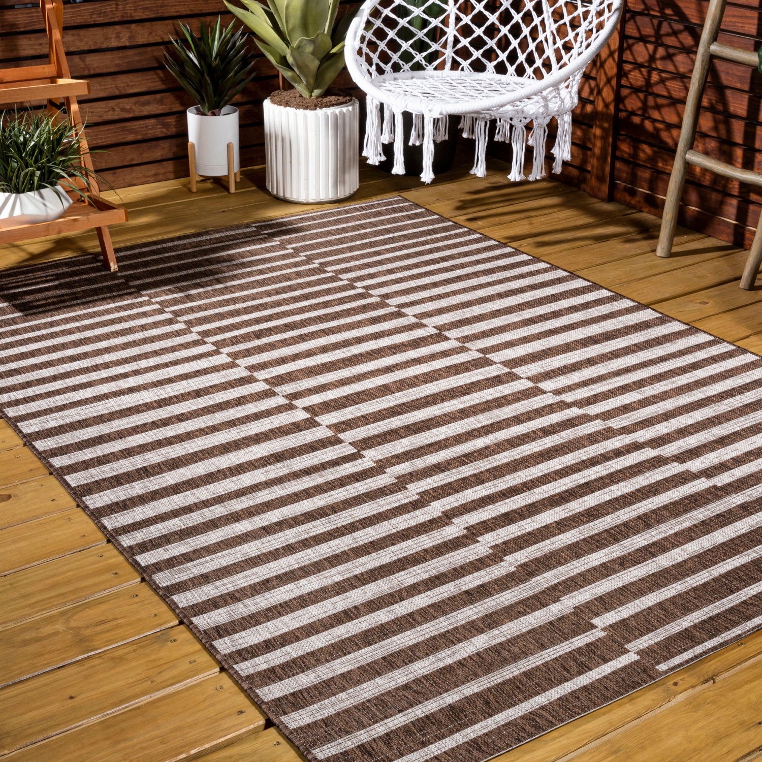 Tapis moderne à rayures décalées pour l'intérieur et l'extérieur Sukie