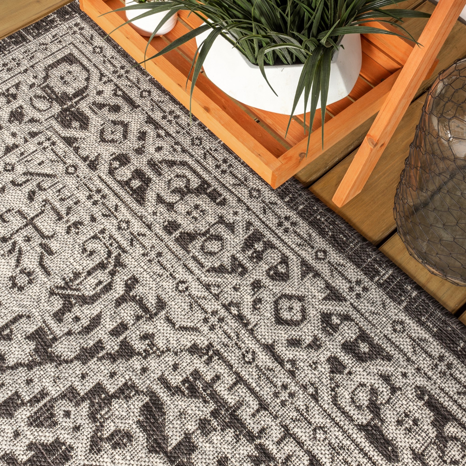 Sinjuri Medallion Textured Weave Indoor/Outdoor Area Rug