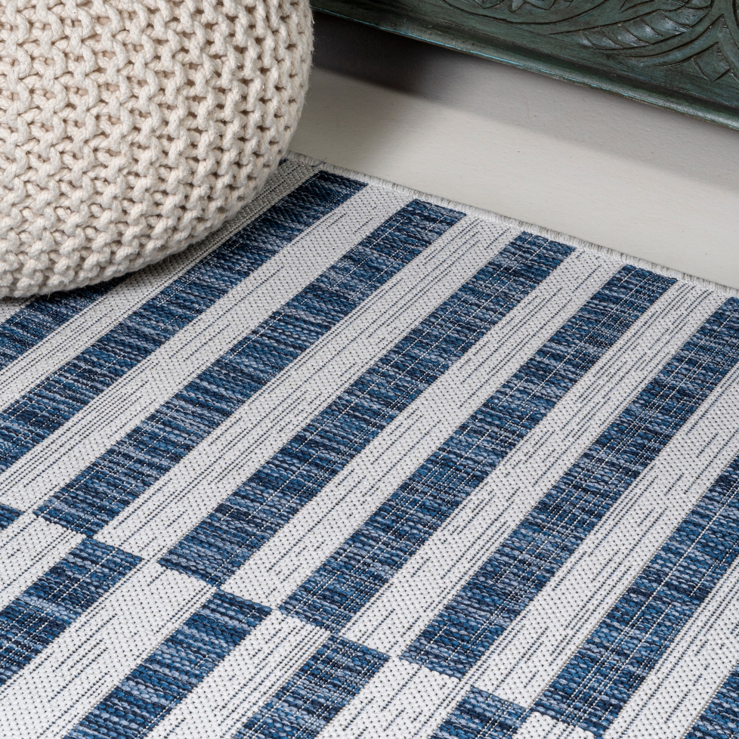 Tapis moderne à rayures décalées pour l'intérieur et l'extérieur Sukie