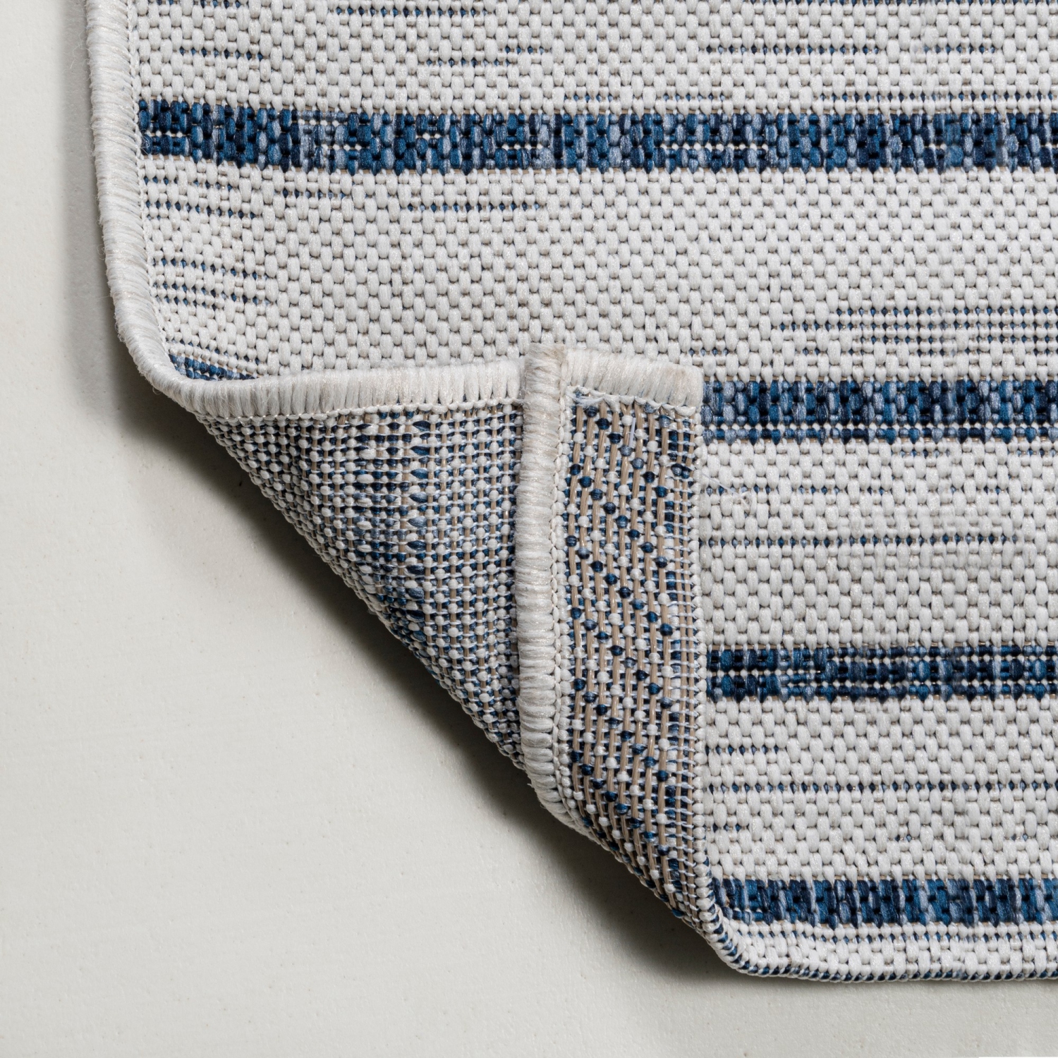 Tapis moderne à rayures décalées pour l'intérieur et l'extérieur Sukie