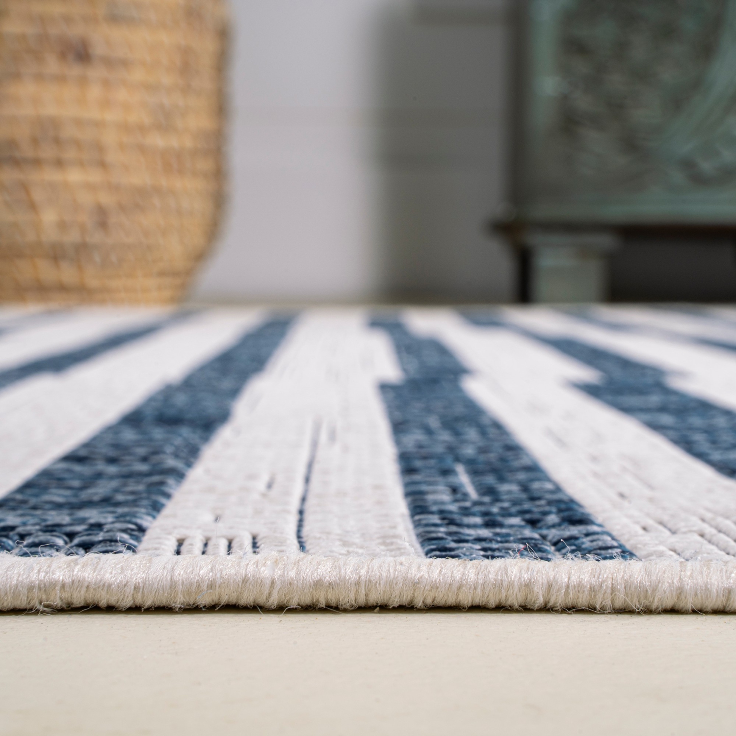 Tapis moderne à rayures décalées pour l'intérieur et l'extérieur Sukie