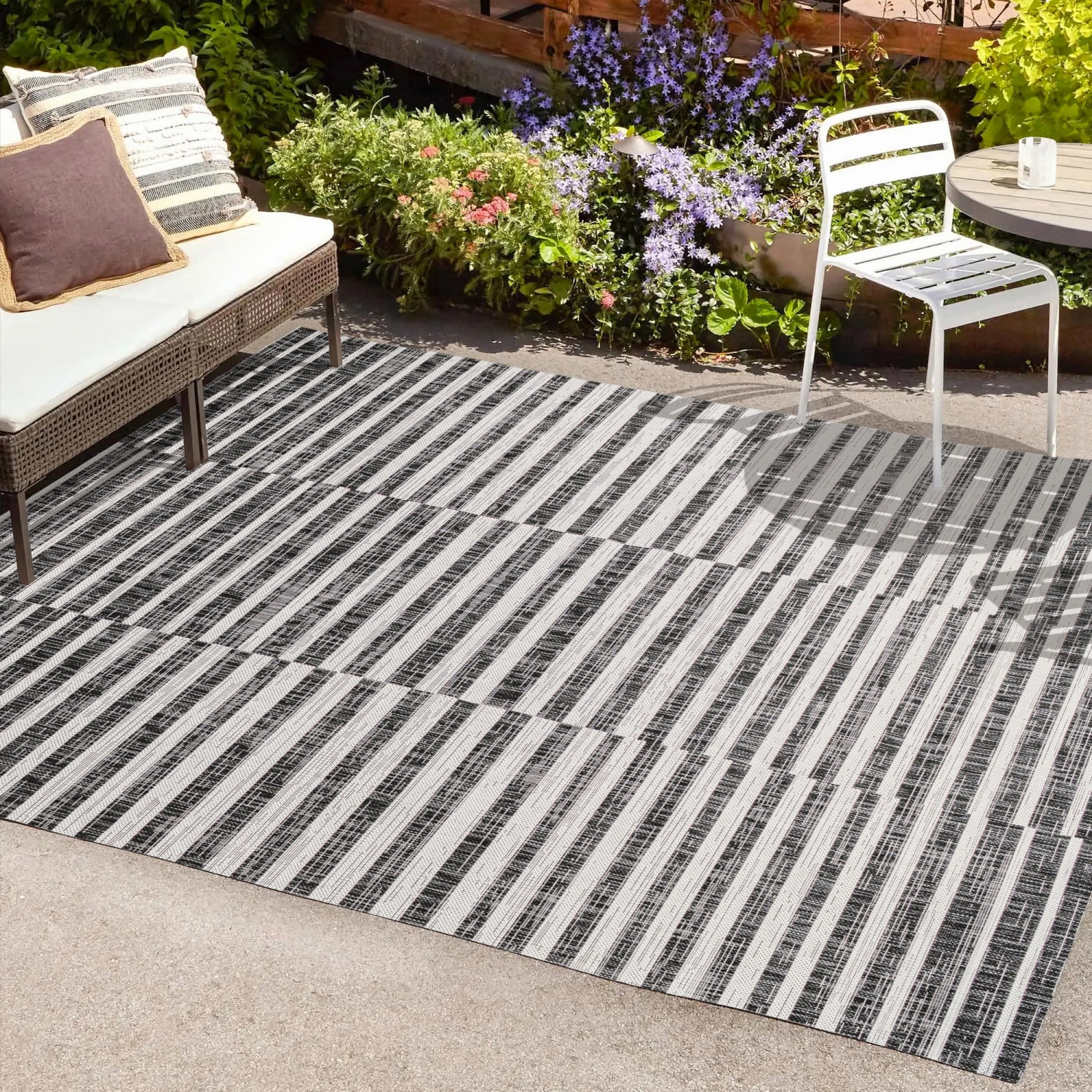 Tapis moderne à rayures décalées pour l'intérieur et l'extérieur Sukie
