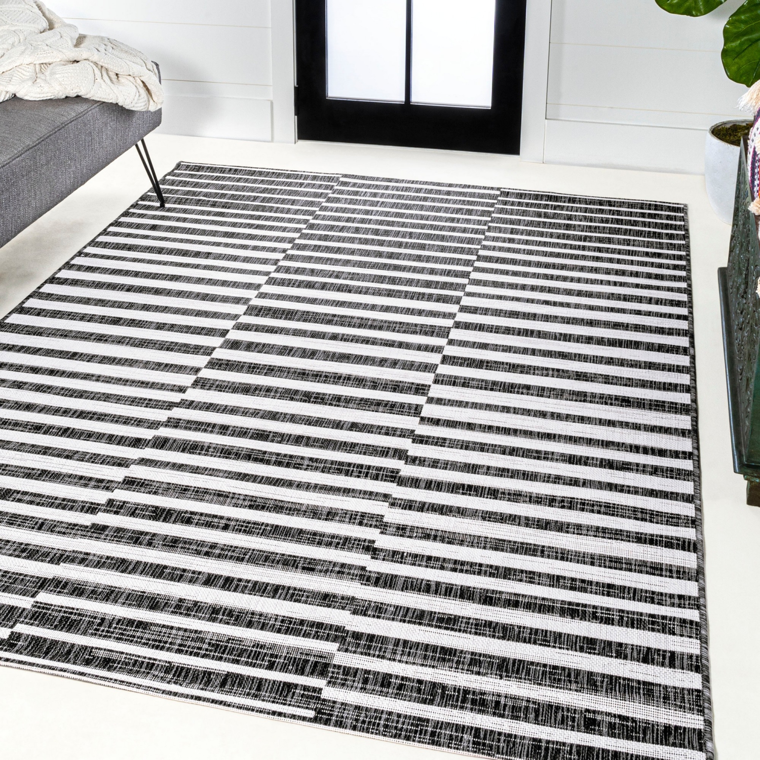 Tapis moderne à rayures décalées pour l'intérieur et l'extérieur Sukie