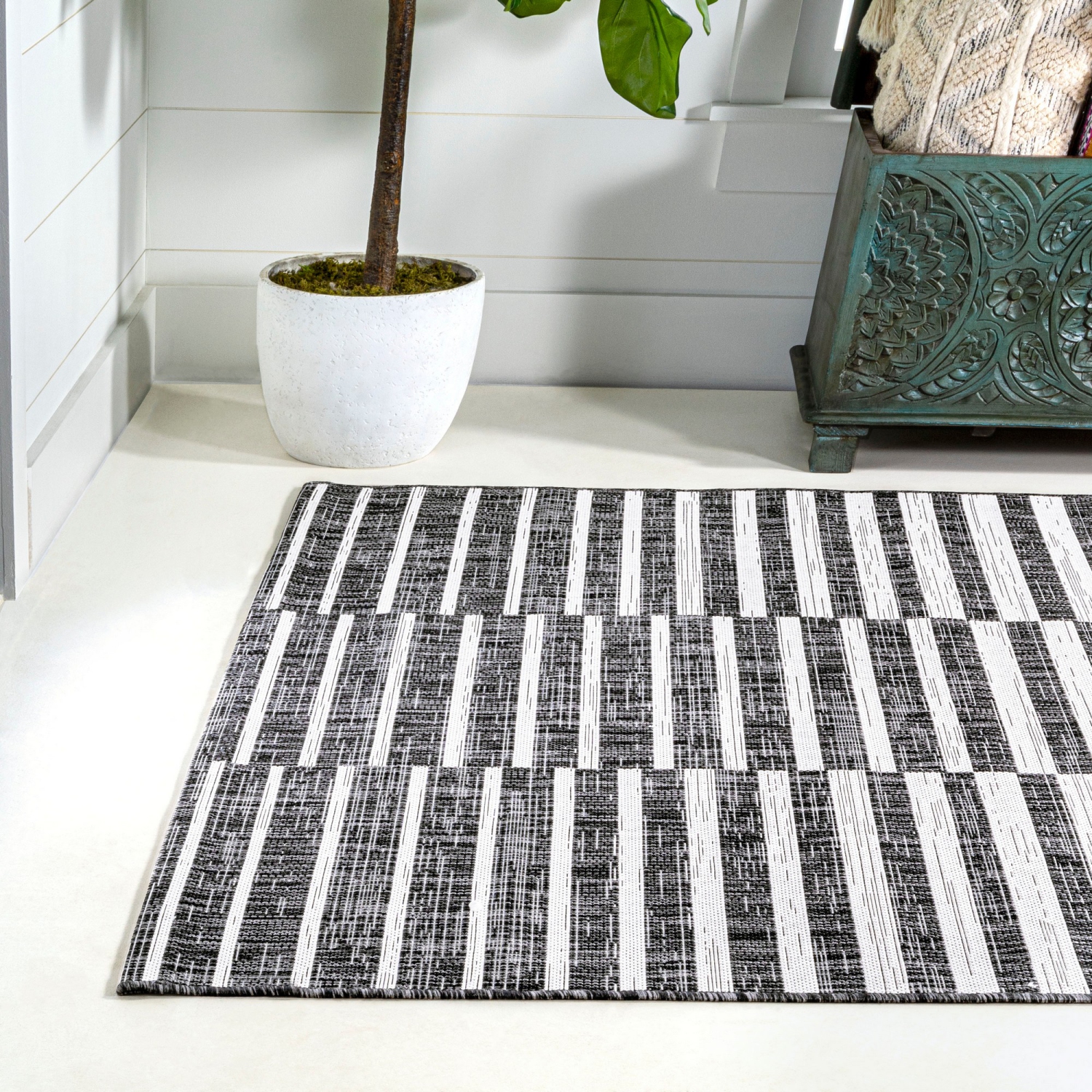 Tapis moderne à rayures décalées pour l'intérieur et l'extérieur Sukie