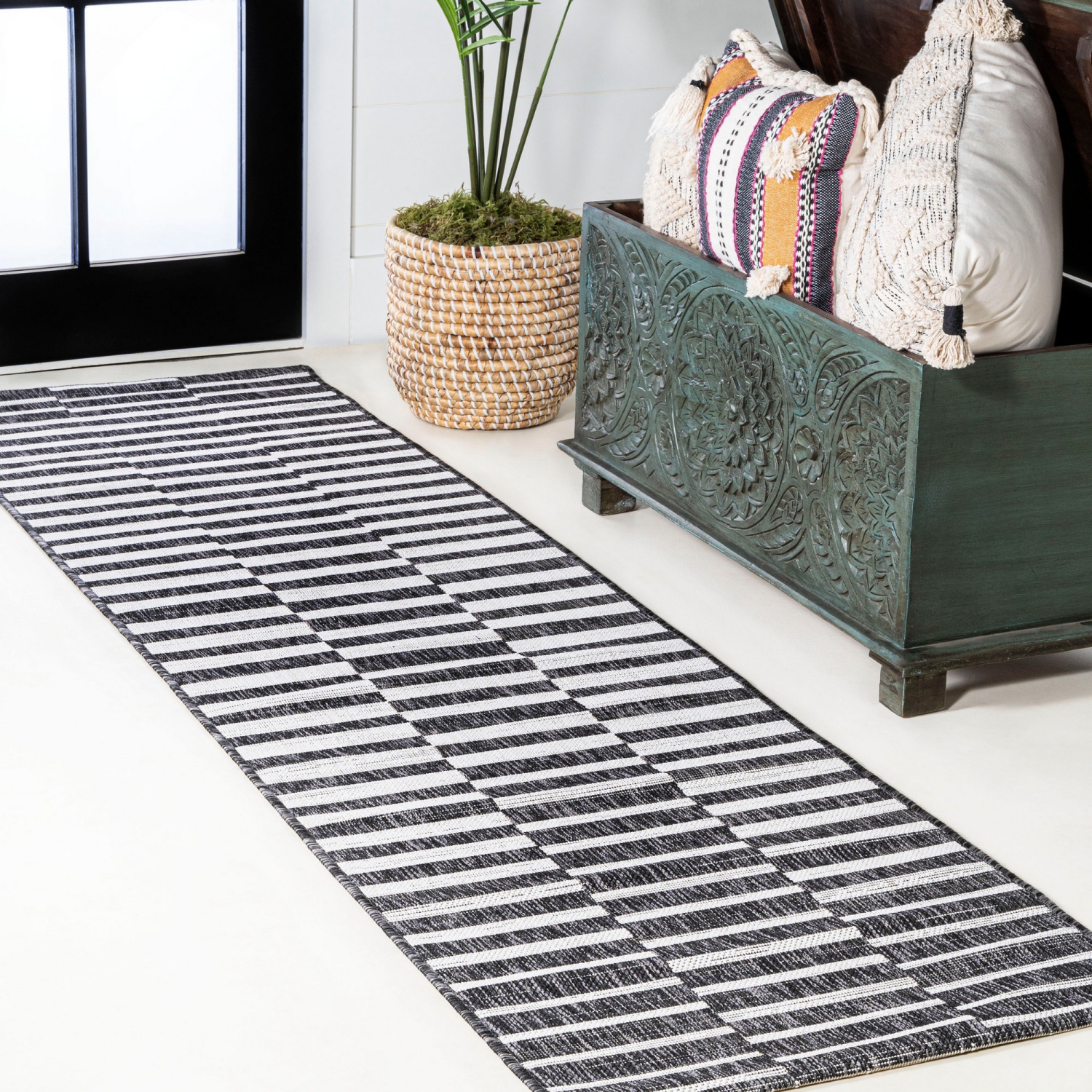 Tapis moderne à rayures décalées pour l'intérieur et l'extérieur Sukie