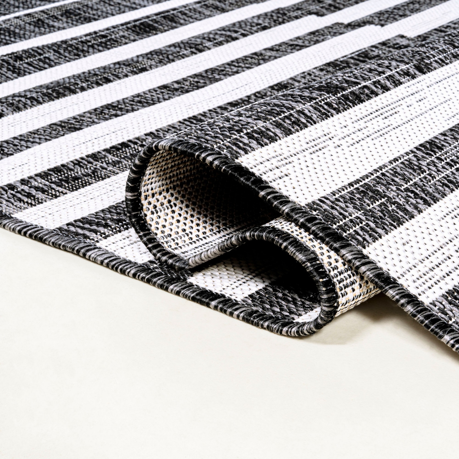 Tapis moderne à rayures décalées pour l'intérieur et l'extérieur Sukie