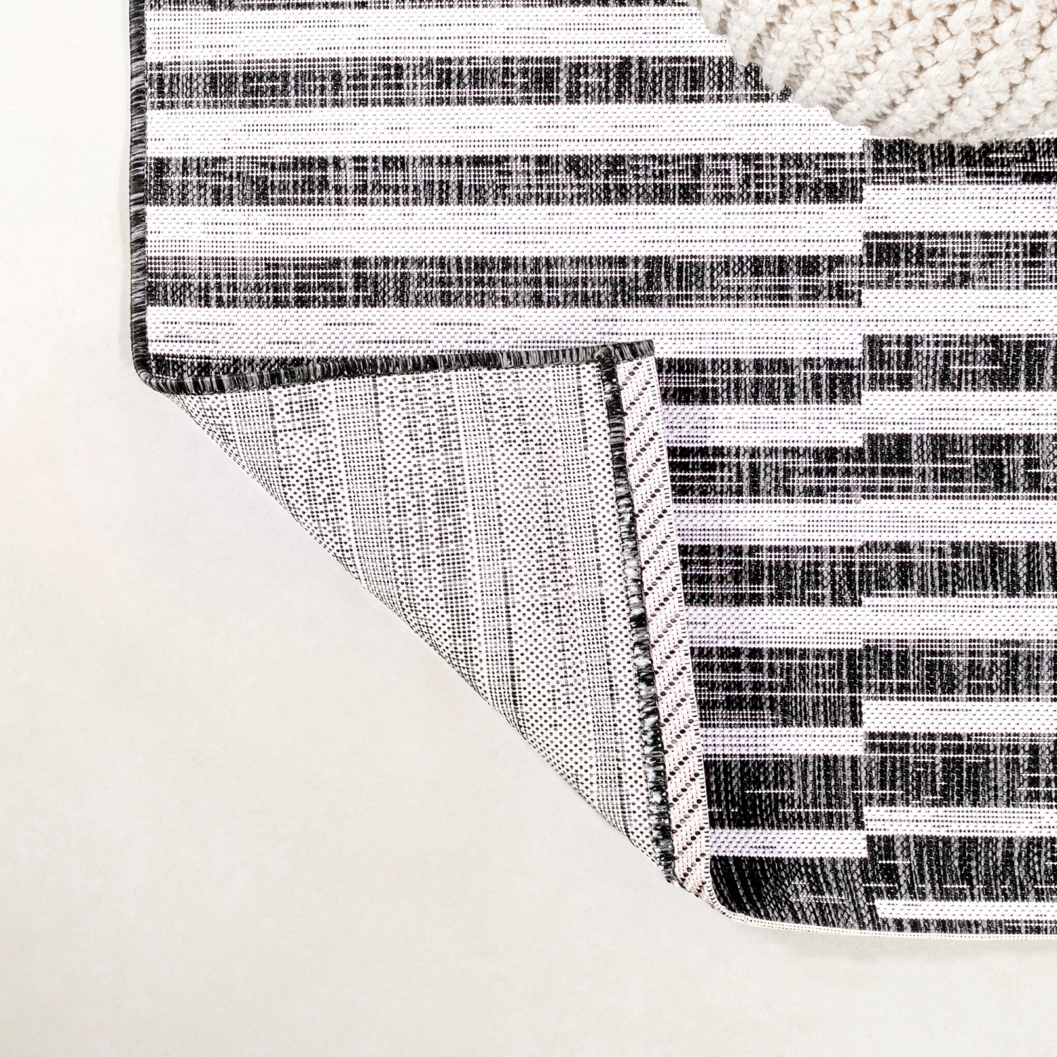 Tapis moderne à rayures décalées pour l'intérieur et l'extérieur Sukie