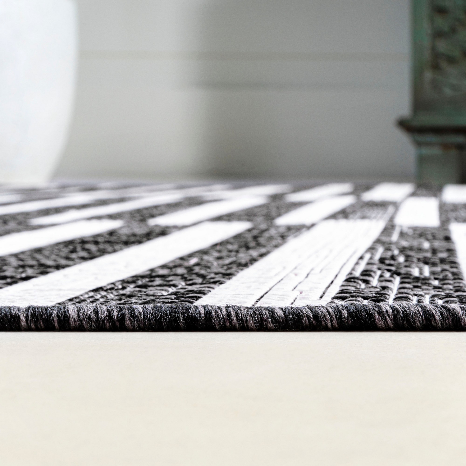 Tapis moderne à rayures décalées pour l'intérieur et l'extérieur Sukie