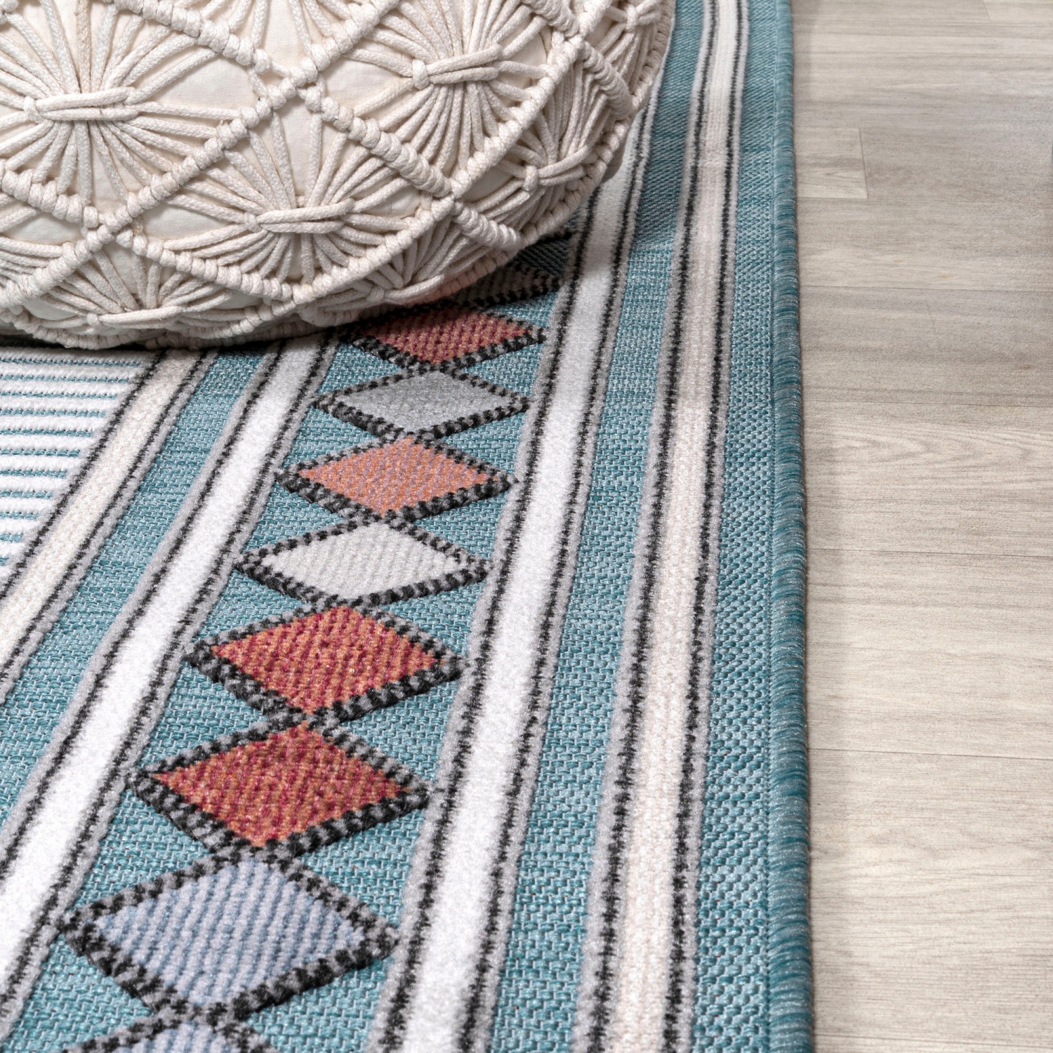 Carpette Sebastian à bordure diamant moderne et haut-bas