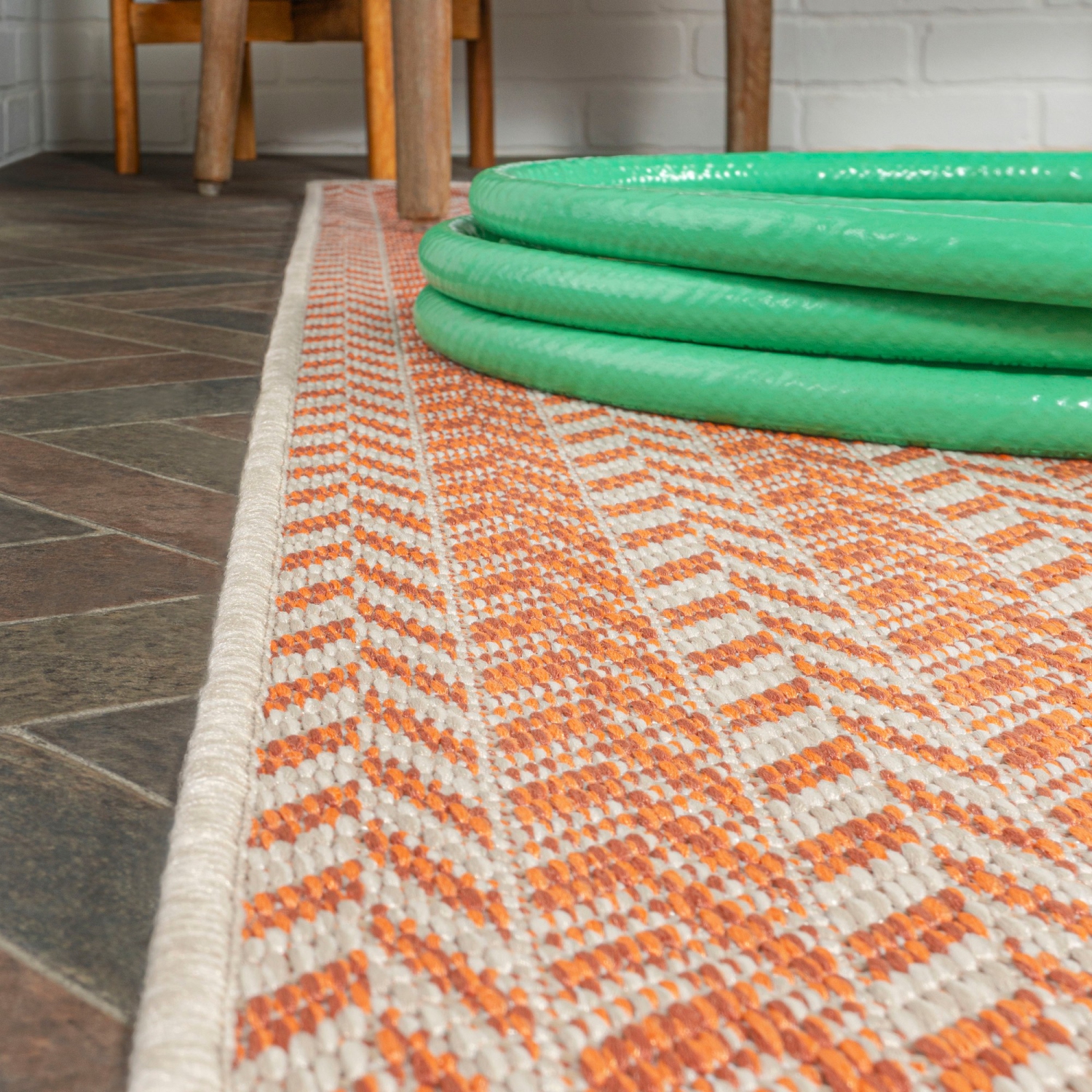 Tapis moderne à motif de carrés concentriques à chevrons pour l'intérieur et l'extérieur