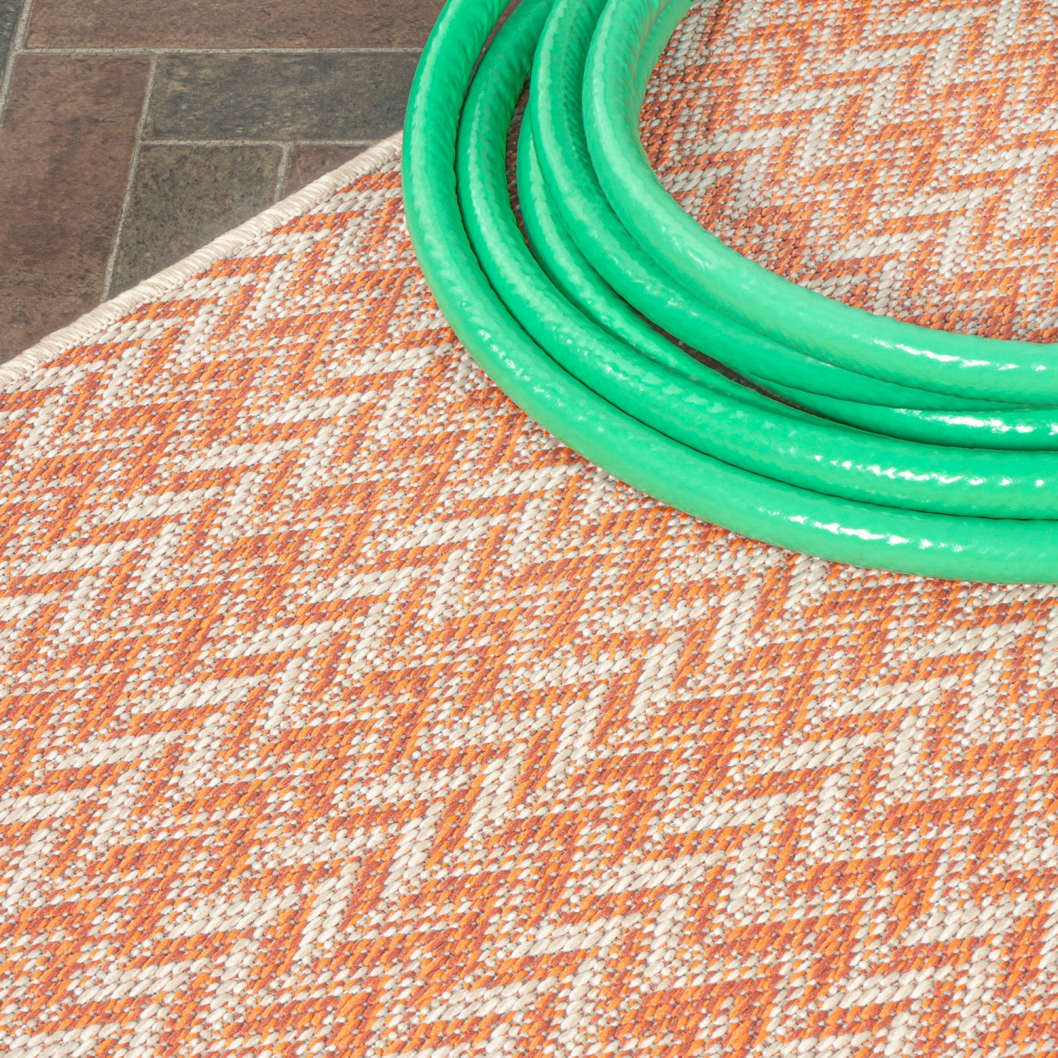 Tapis moderne à motif de carrés concentriques à chevrons pour l'intérieur et l'extérieur