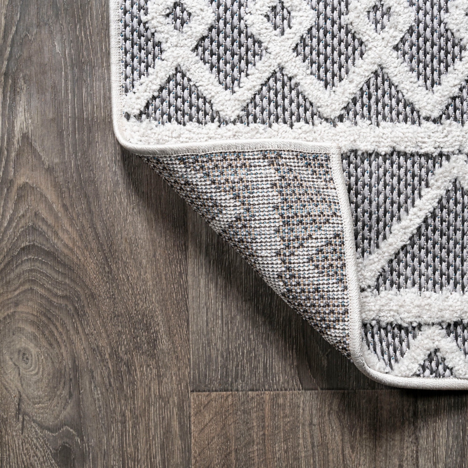 Tapis d'intérieur/d'extérieur à motif géométrique et treillis à poils longs d'Aylan