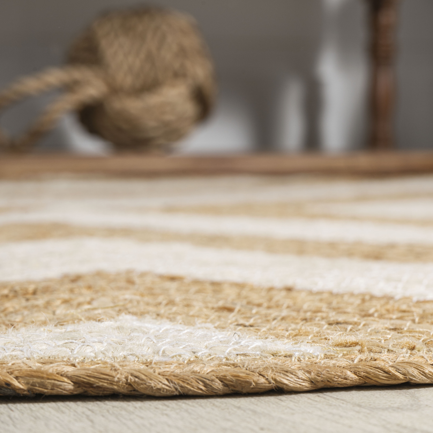 Tapis d'appoint rond en jute à chevrons deux tons Piper