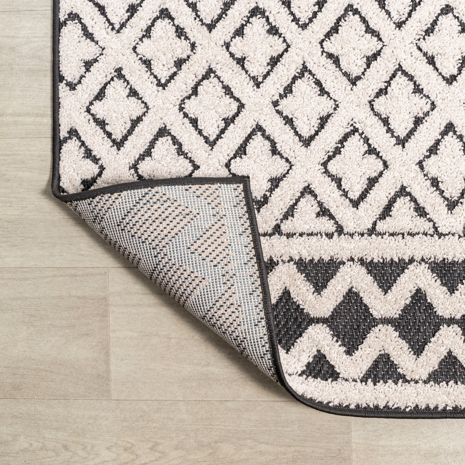 Tapis moderne Ormond, treillis géométrique haut-bas