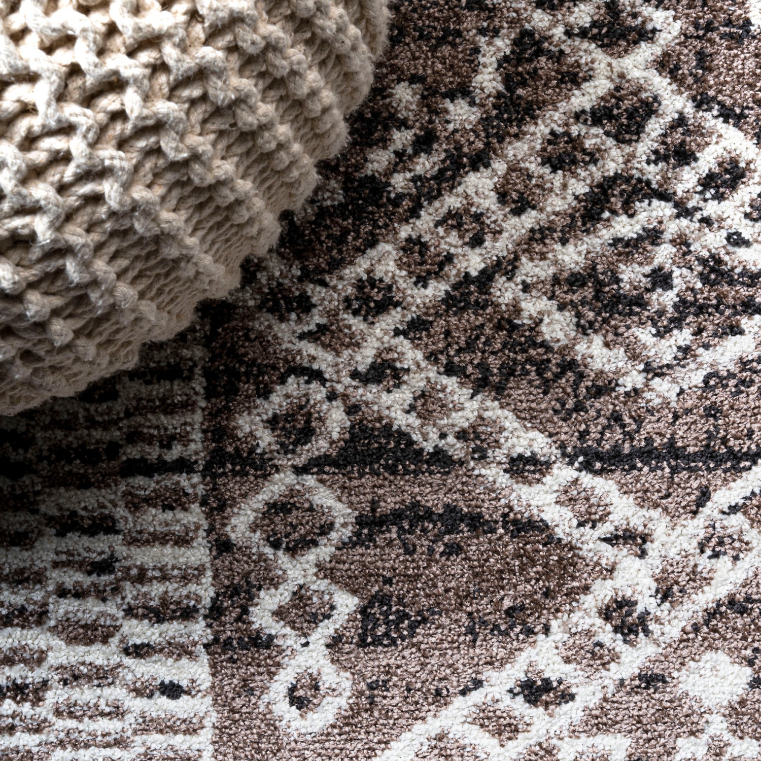 Tapis moderne Tayri à motif géométrique tribal